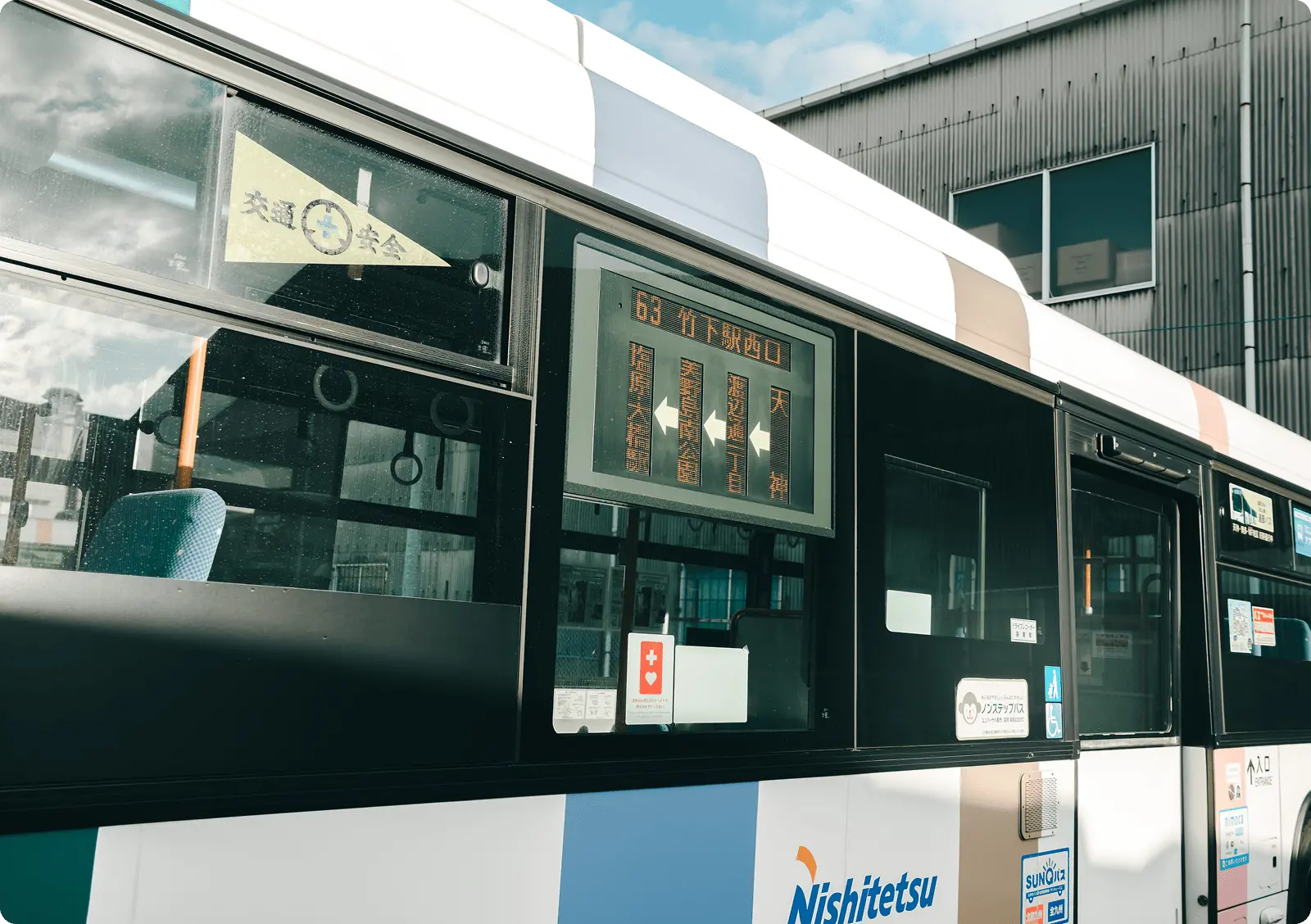 バス停に設置されたデジタルサイネージ