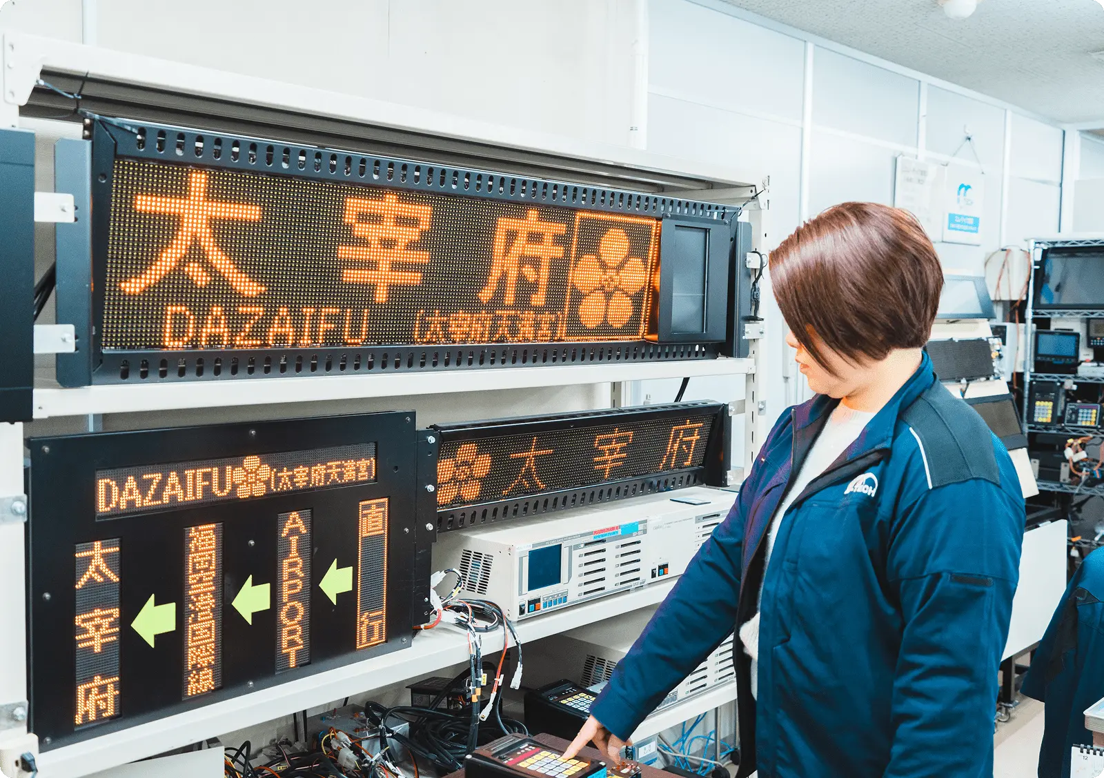 バス停に設置されたデジタルサイネージ