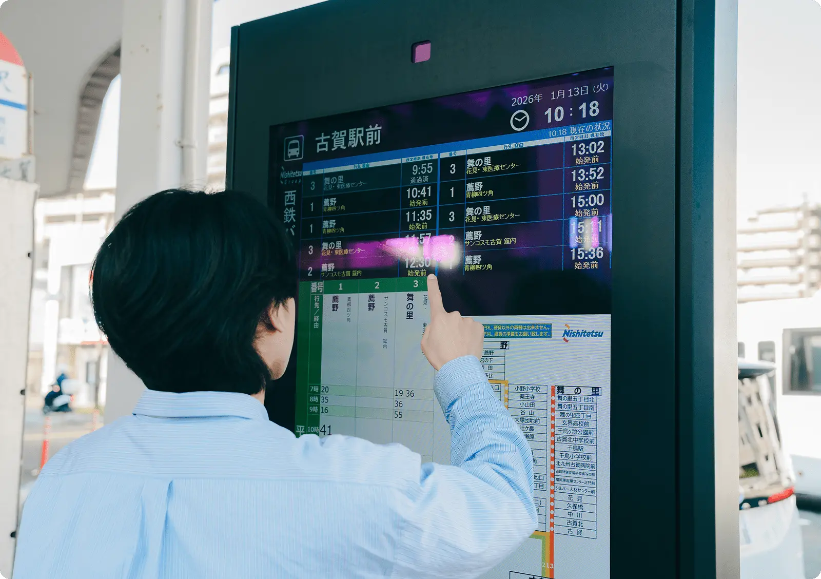 バス停に設置されたデジタルサイネージ