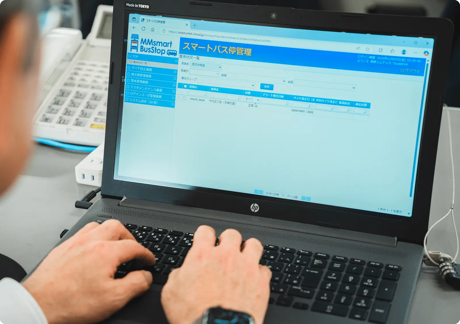 バス停に設置されたデジタルサイネージ