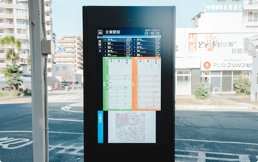 バス停に設置されたデジタルサイネージ