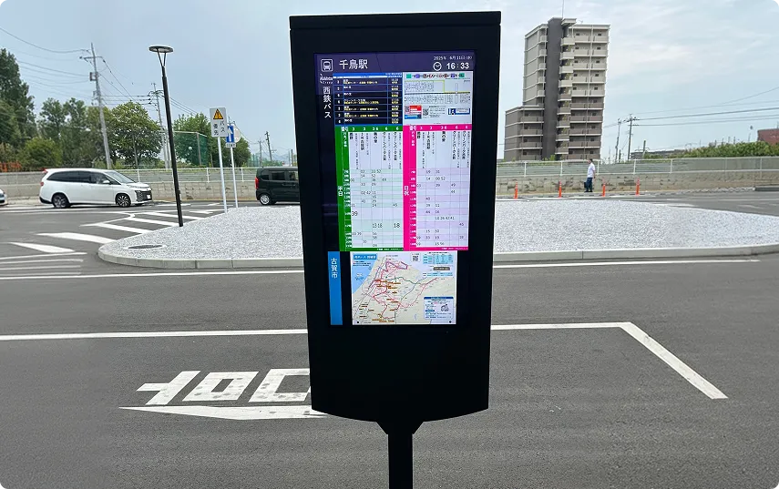 バス停に設置されたデジタルサイネージ