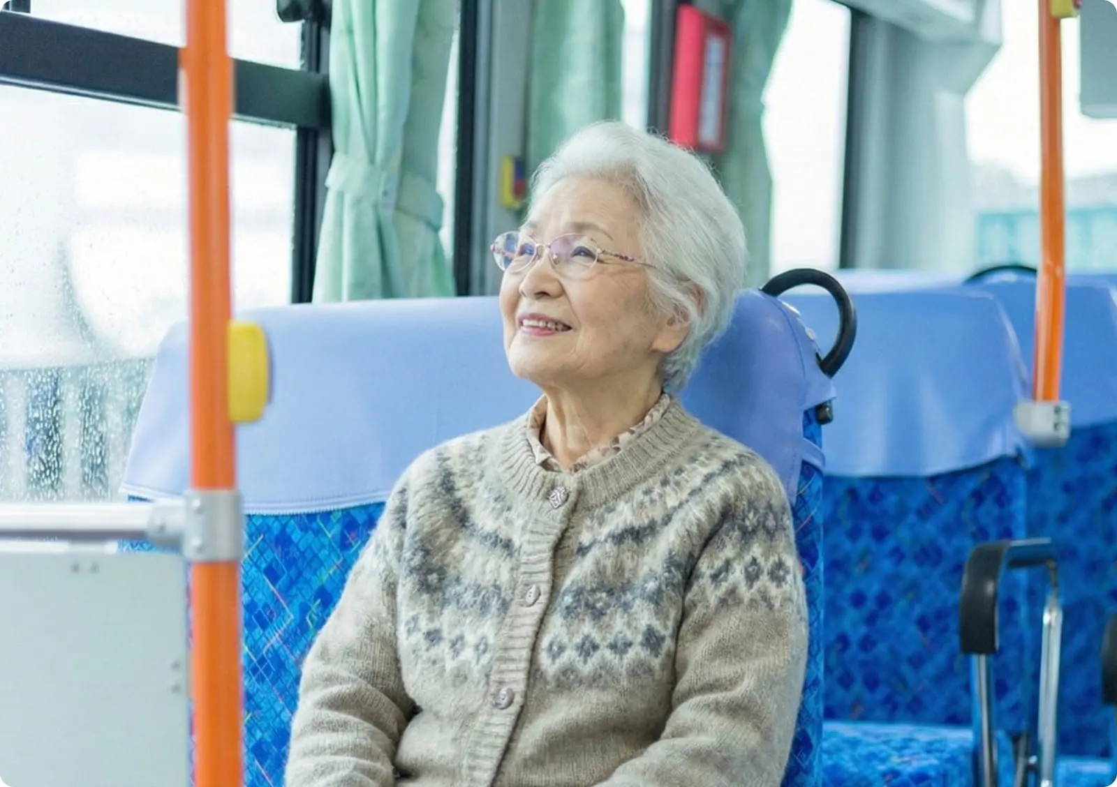 バス停に設置されたデジタルサイネージ