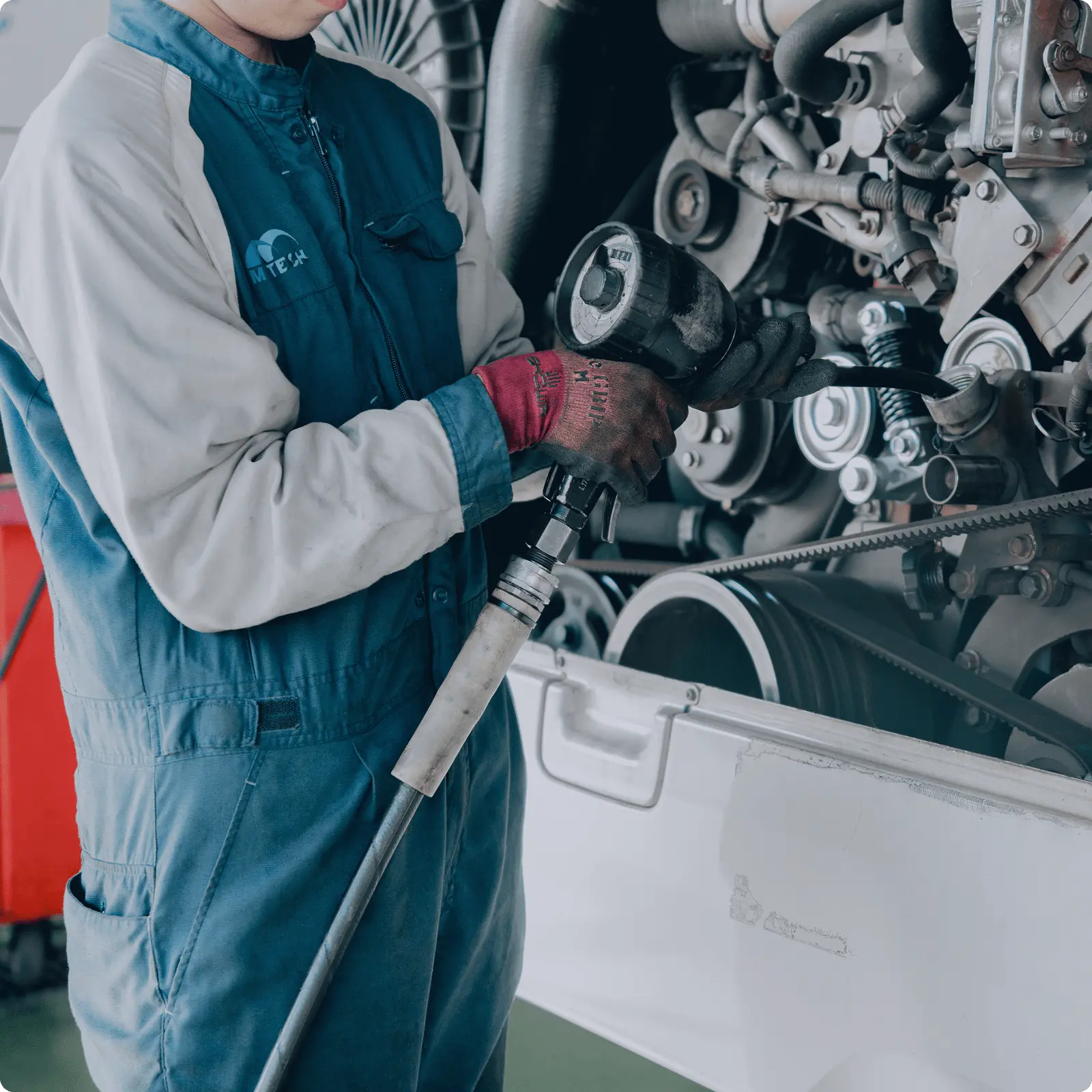 タイヤを手入れしている整備の様子