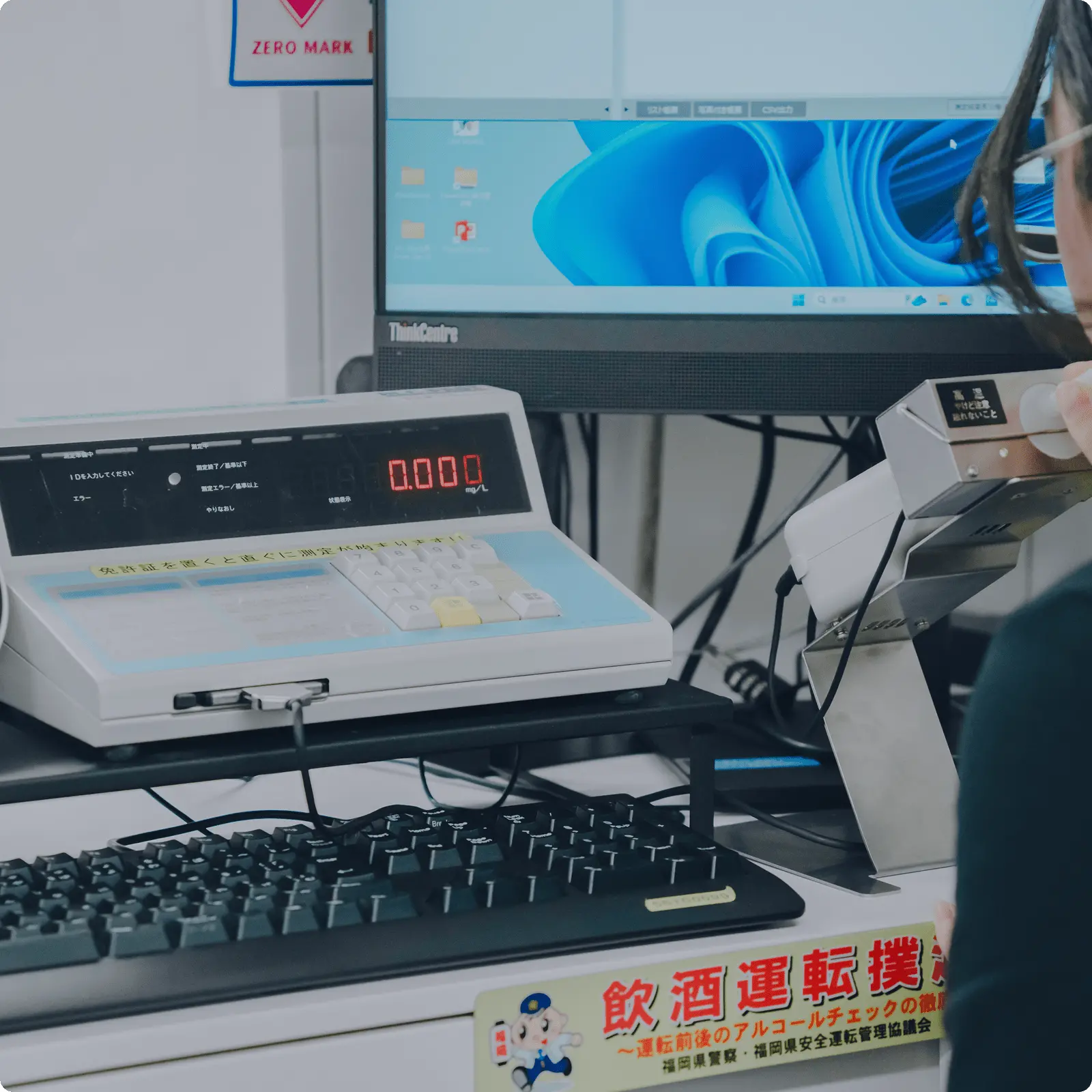 バスでタッチ決済している様子