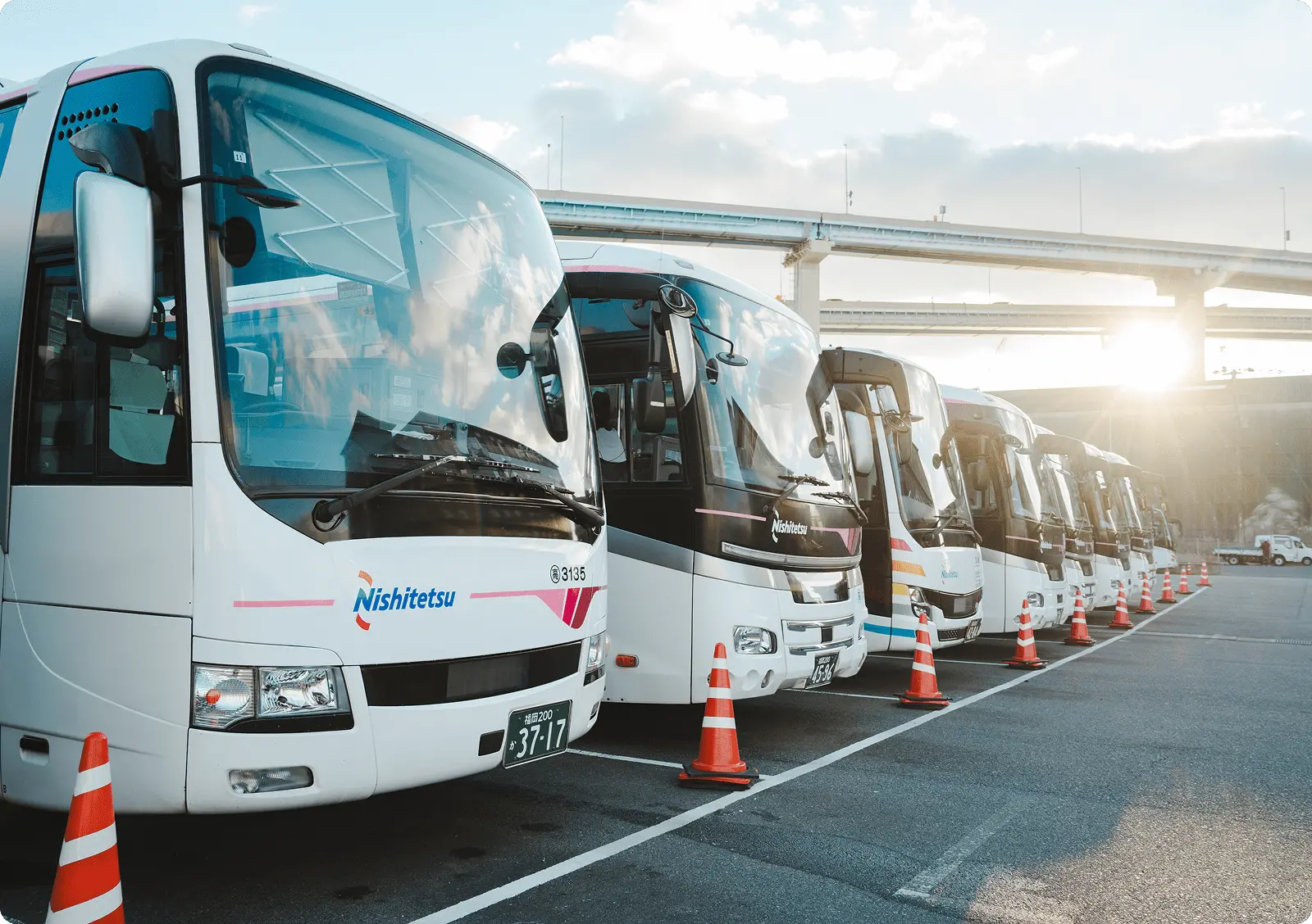 バス停に設置されたデジタルサイネージ