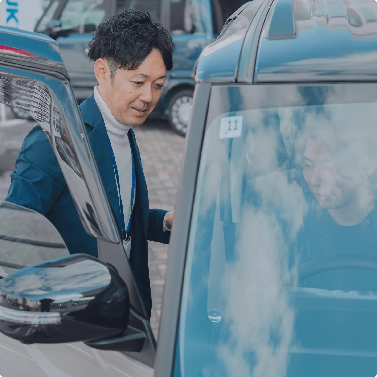 タイヤを手入れしている整備の様子