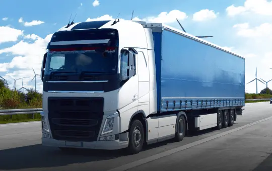 大型トラックの走行写真