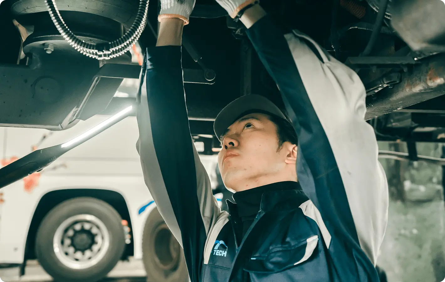 作業に集中するスタッフの表情