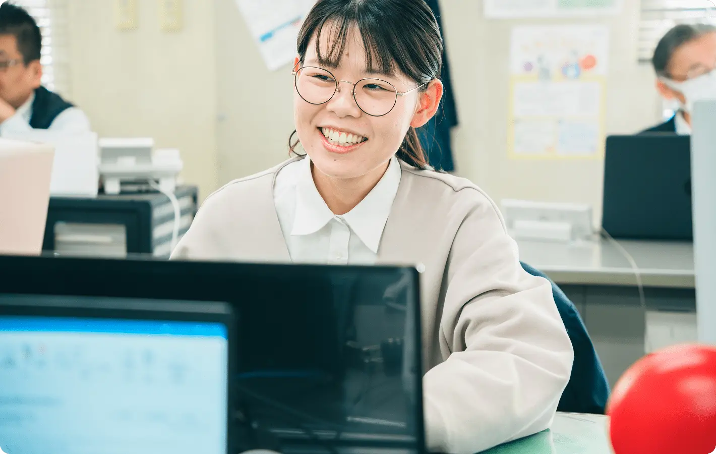 機器を点検するスタッフの様子