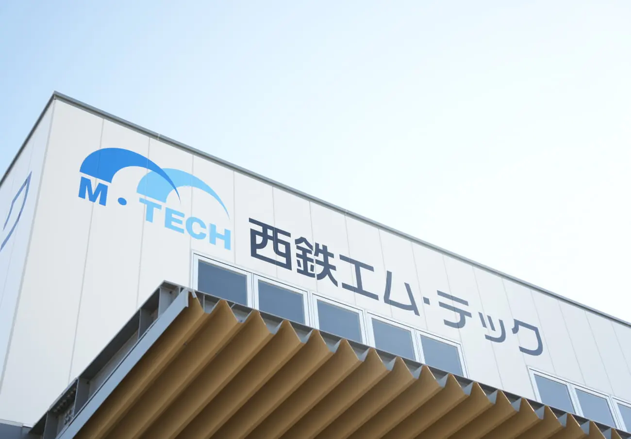 整備士が車両の下で作業する様子