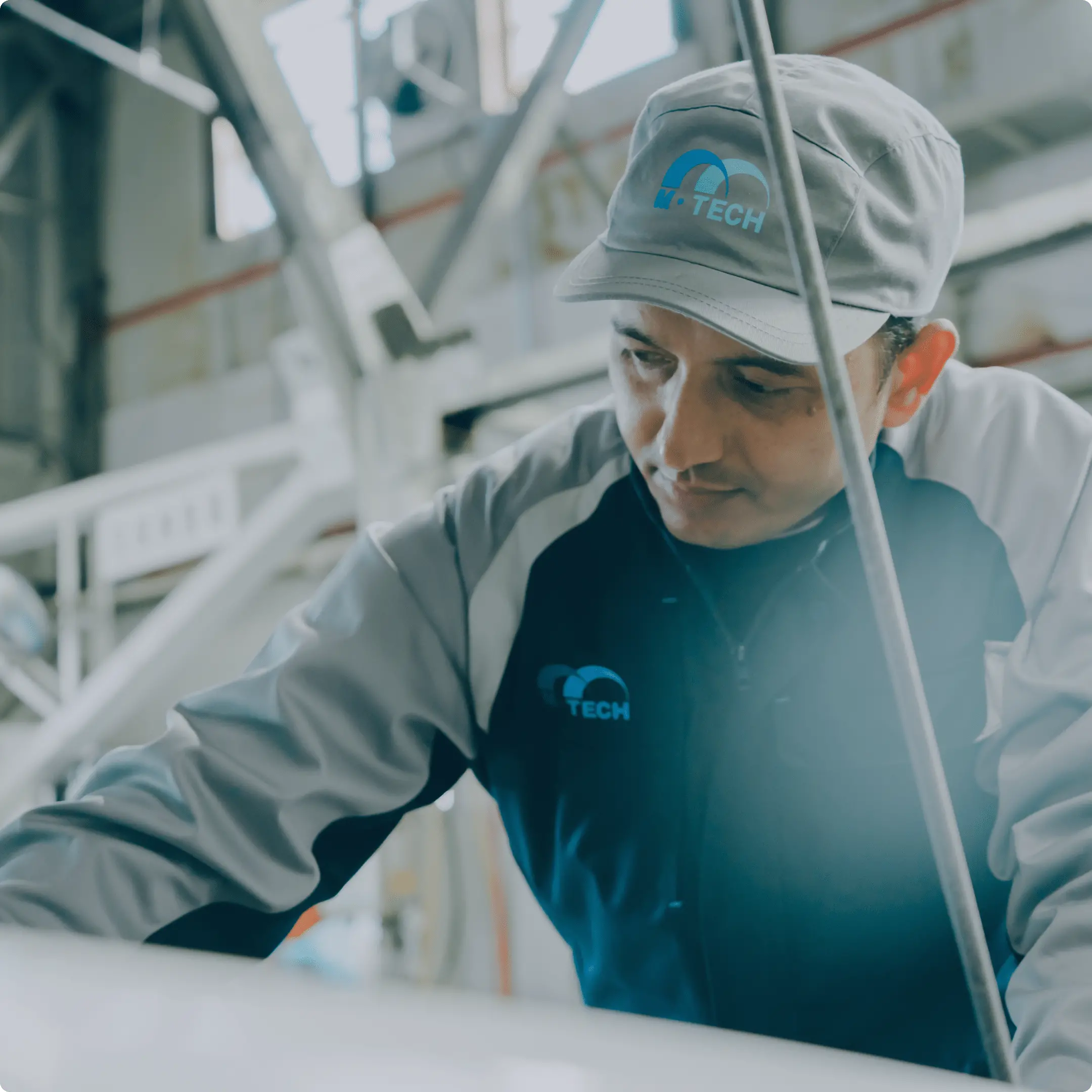 整備工場でタイヤを運ぶ作業員の様子