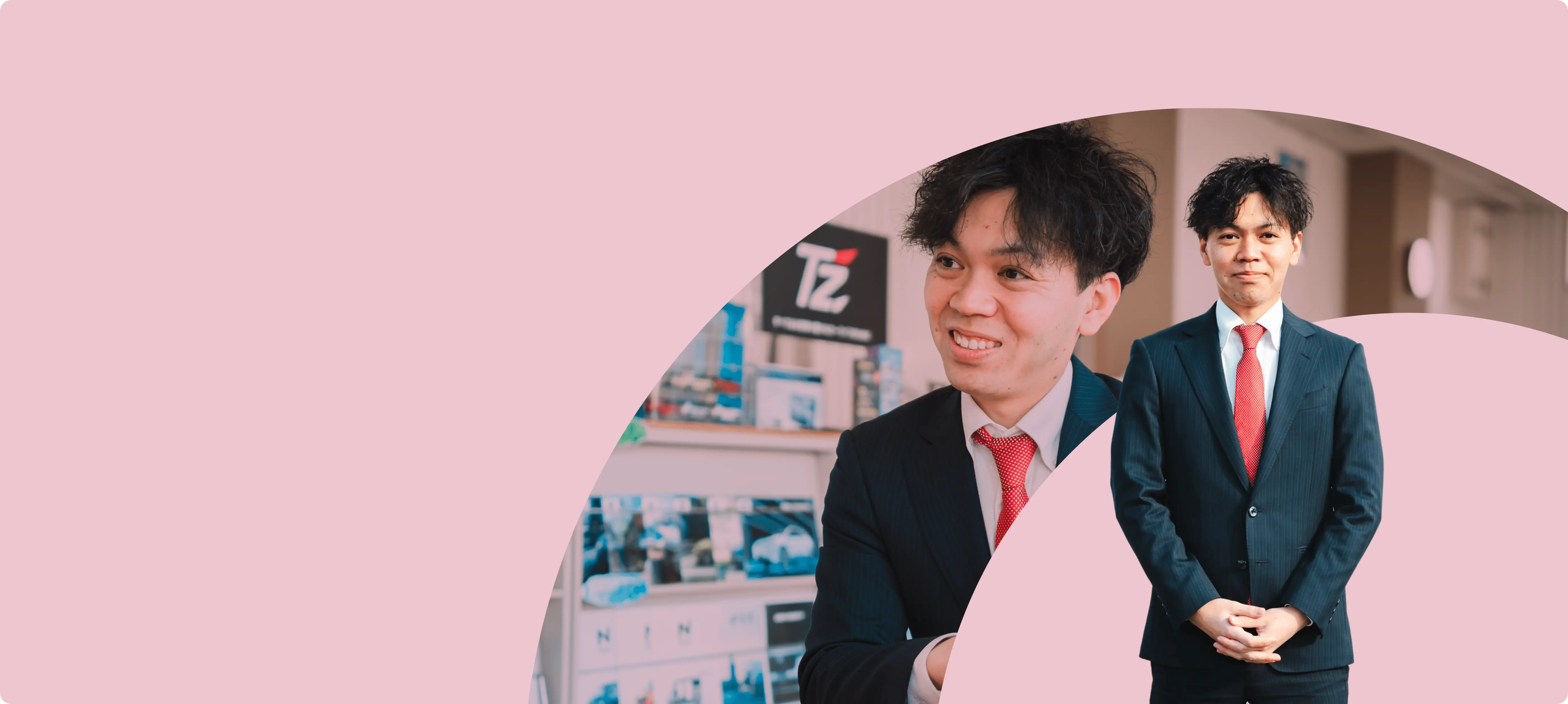 先輩社員がにこやかな笑顔で立っている様子