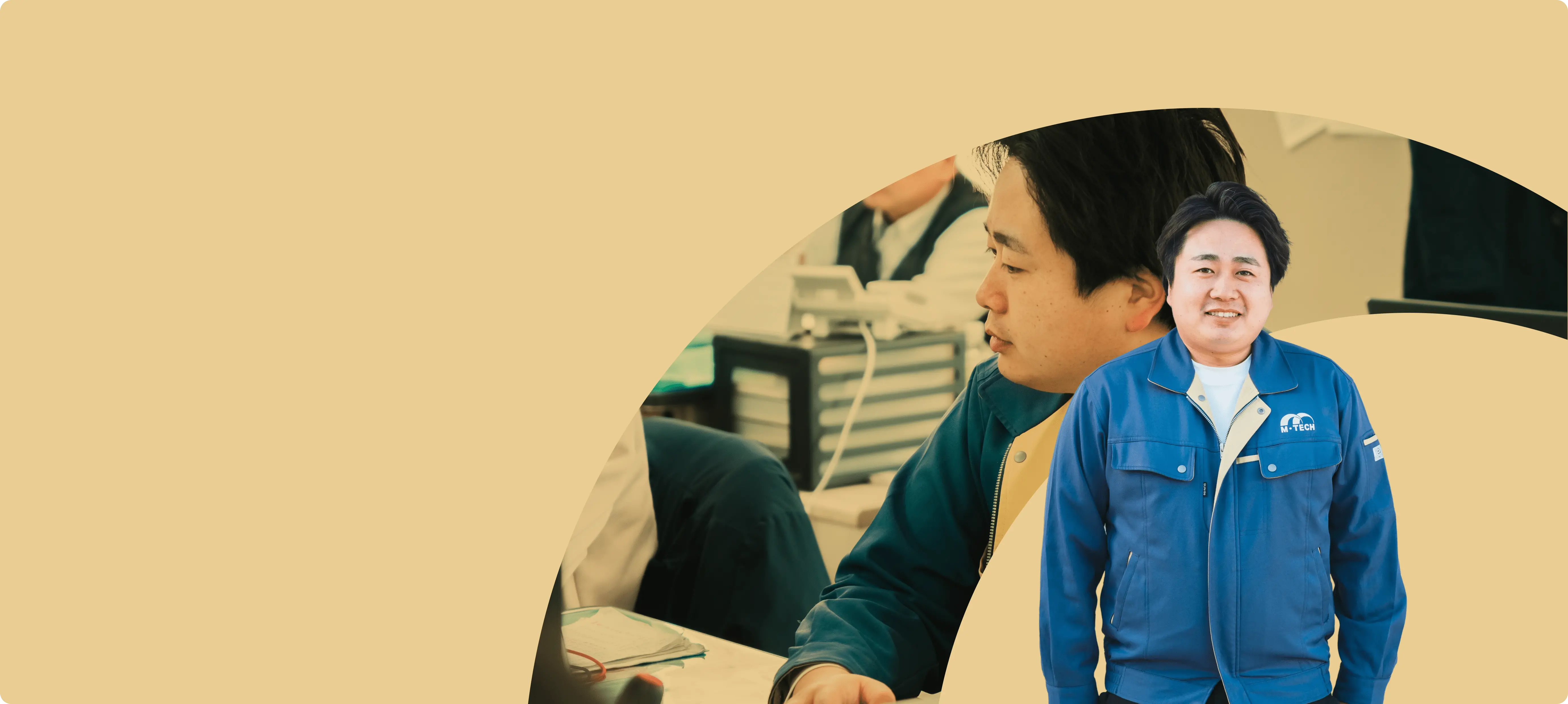 先輩社員がにこやかな笑顔で立っている様子