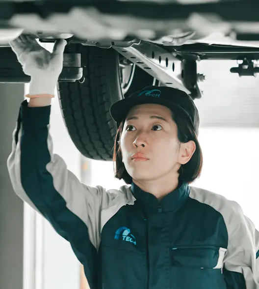 スーツ姿の社員が見上げる様子