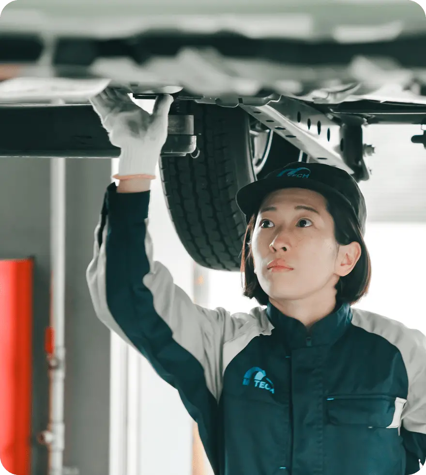 スーツ姿の社員が見上げる様子