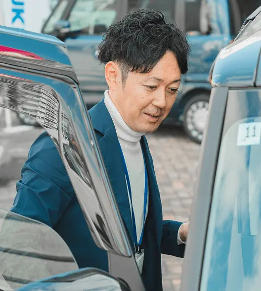 グループで集合している社員たち