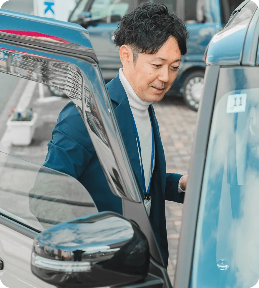 グループで集合している社員たち