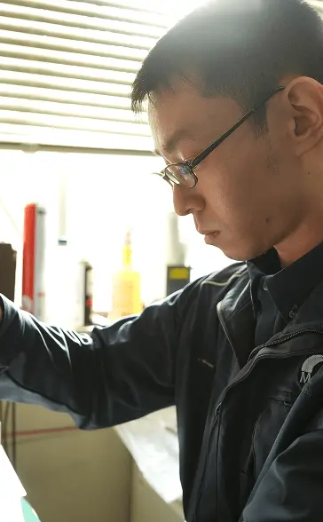 会議を行う社員たち