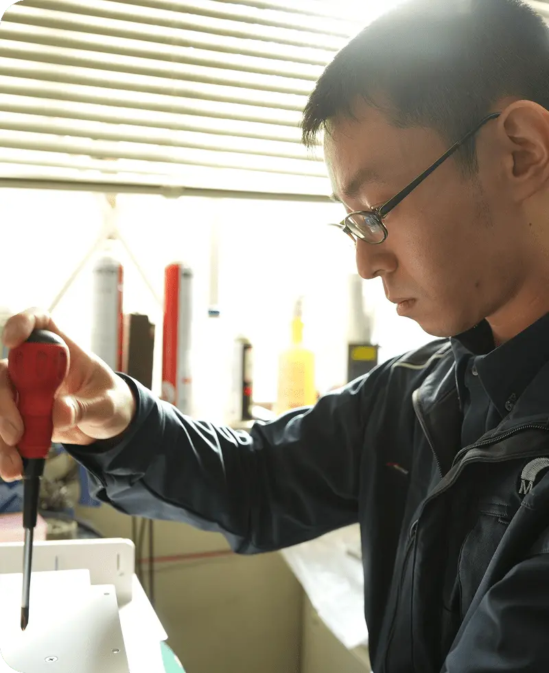 会議を行う社員たち