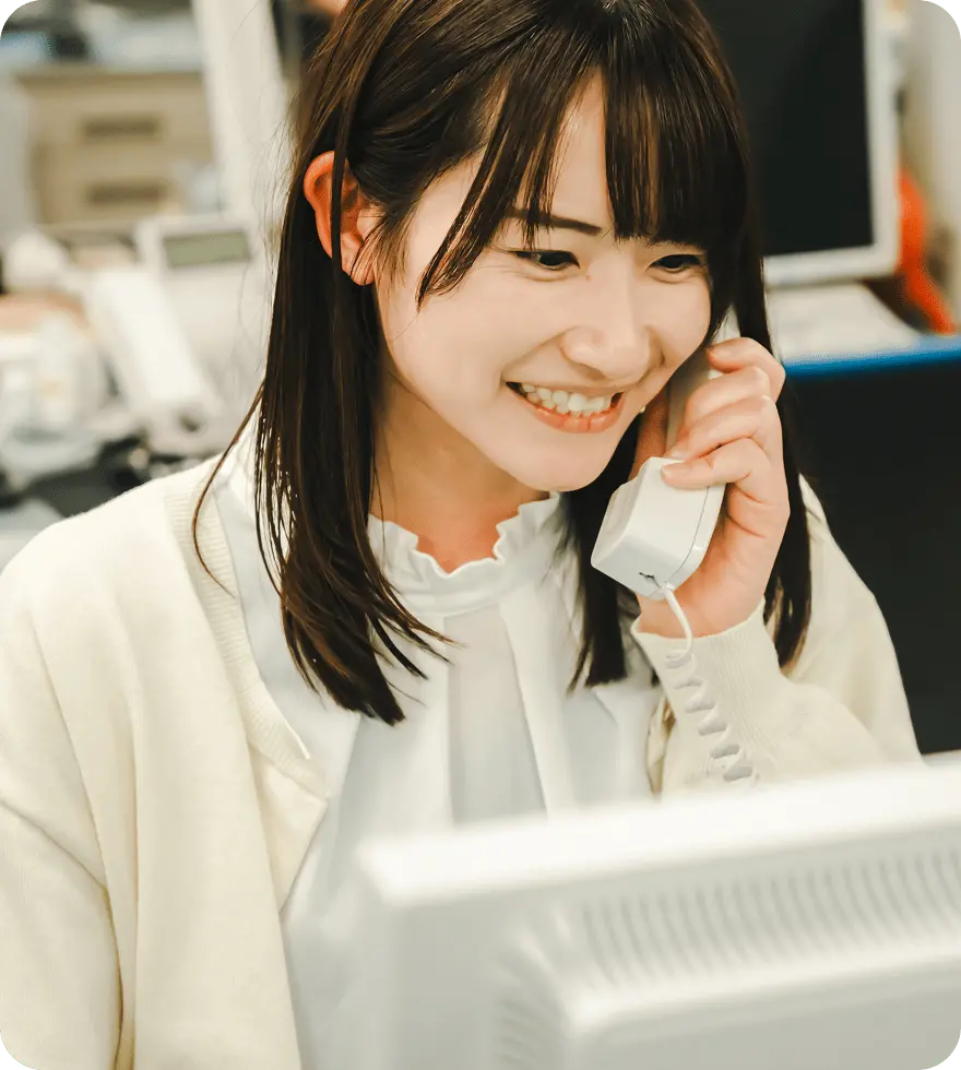 笑顔の女性社員